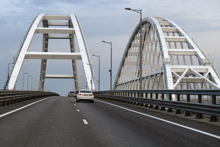«Переправа стабильно работает». Что сейчас с Крымским мостом