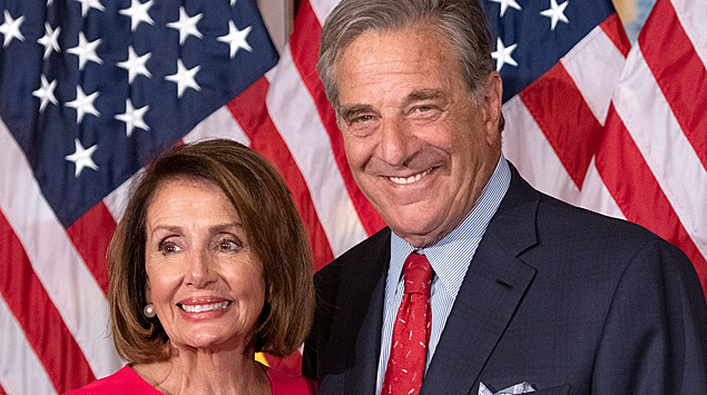 Напавшему на мужа Пелоси с молотком предъявили обвинения