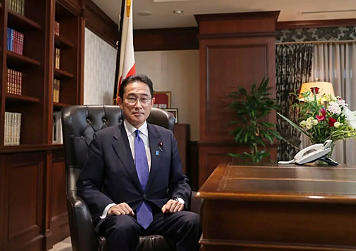 Премьер Японии купил для чтения на отдыхе роман русского классика