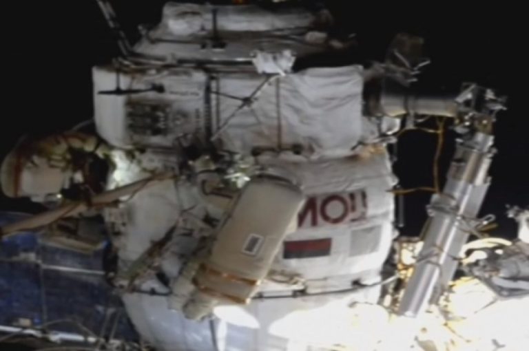 Космонавты РФ Прокопьев и Петелин в третий раз вышли в открытый космос