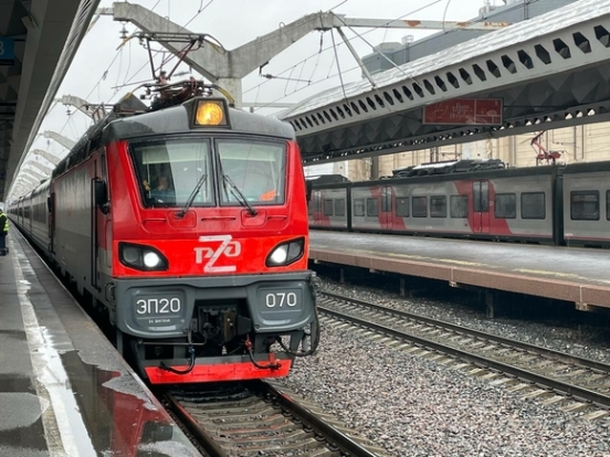 Вступили в силу новые правила проезда в поездах дальнего следования: столик теперь не ваш