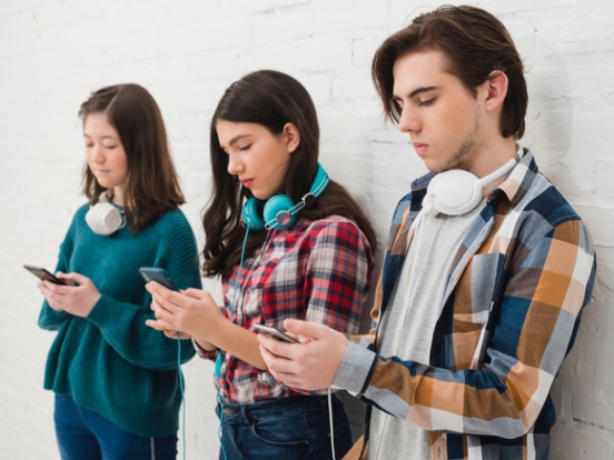 Запретить телефоны в российских школах могут уже с января