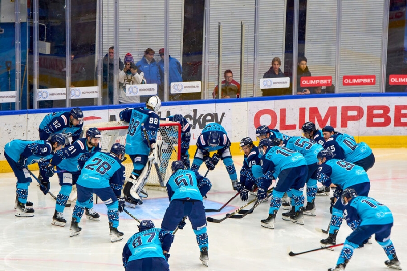 Медведи, соколы и мороз. Как самый северный хоккейный клуб выиграл красноярское дерби ВХЛ