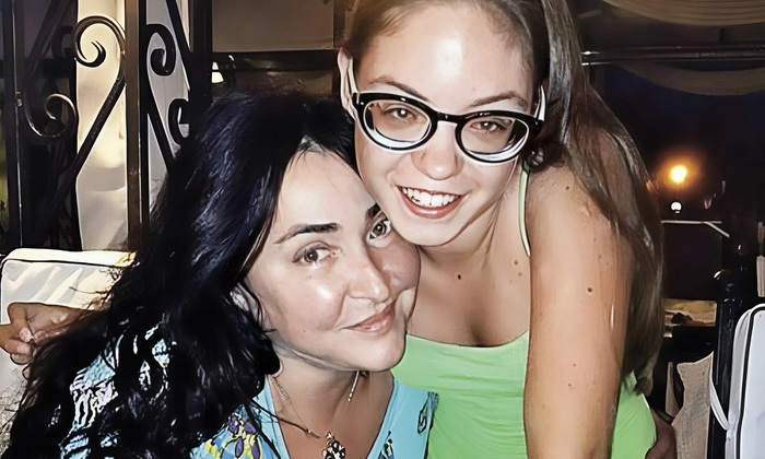 Почему Лолита не привозит дочь в Москву?