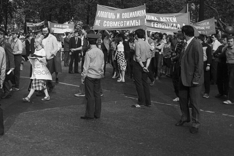 «Друг друга рвут, в очереди убили человека»: как в СССР провалилась антиалкогольная кампания Горбачева