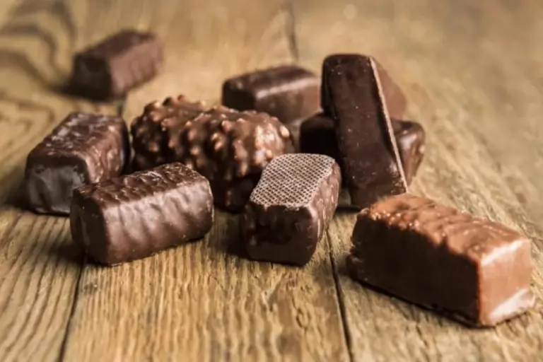 Тля на закуску. Химик Кожевникова: в конфетах, что мы едим, есть насекомые